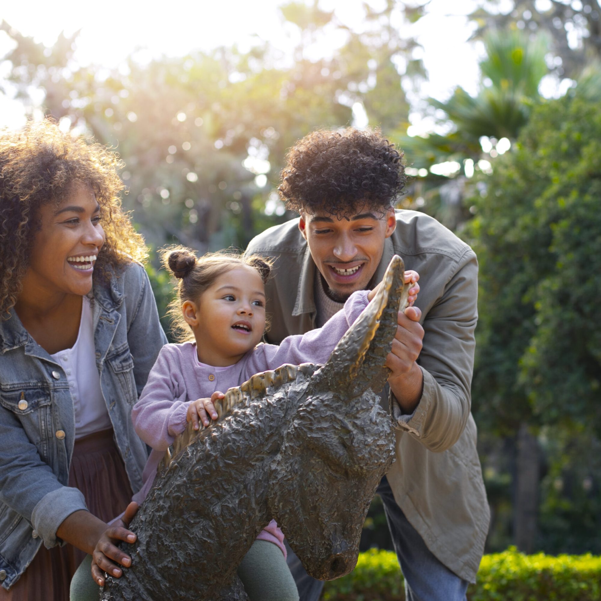 familia-de-tres-pessoas-passando-tempo-juntos-ao-ar-livre-no-dia-dos-pais
